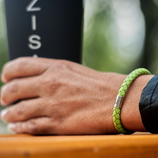 Lederarmband mit integrierter Frequenztechnologie