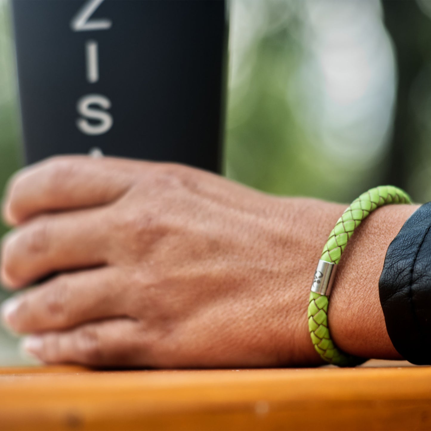 Lederarmband mit integrierter Frequenztechnologie