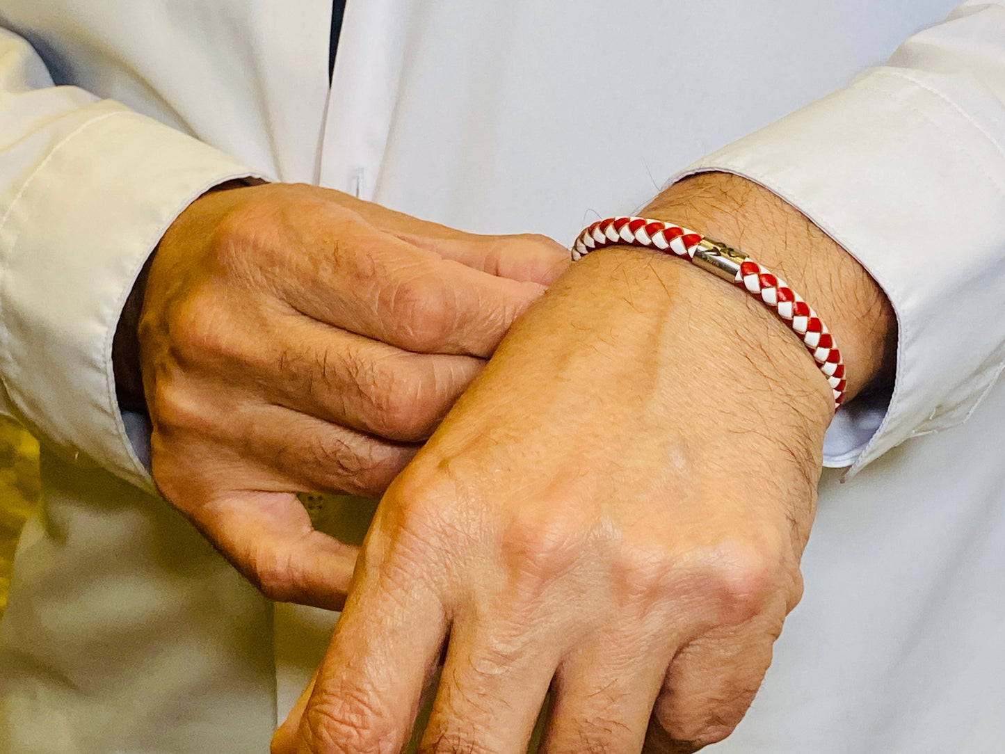 Lederarmband mit integrierter Frequenztechnologie