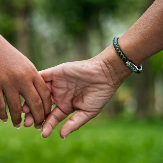 Lederarmband mit integrierter Frequenztechnologie