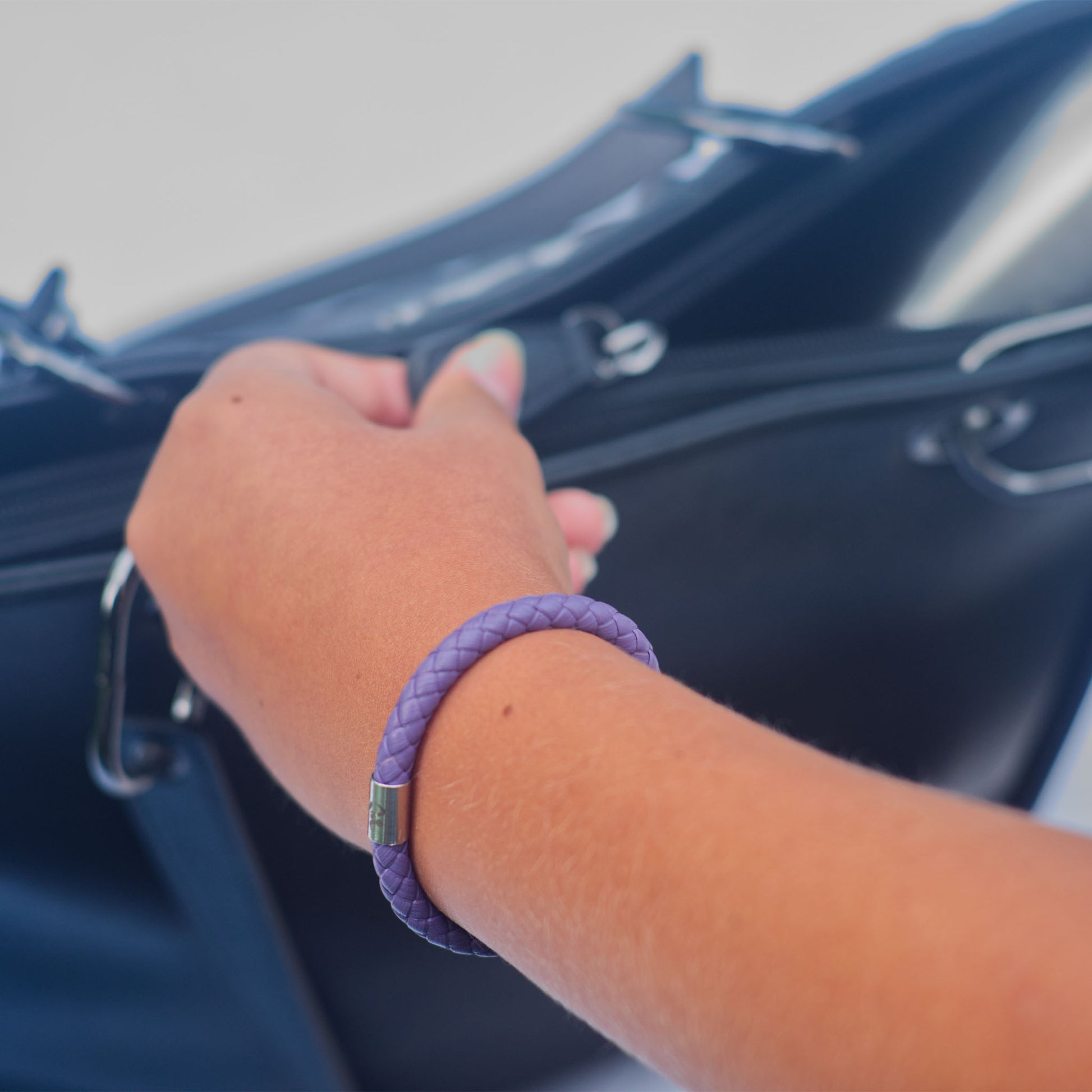 Lederarmband mit integrierter Frequenztechnologie
