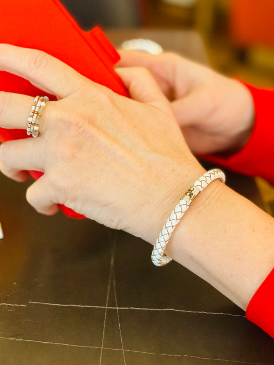 Lederarmband mit integrierter Frequenztechnologie