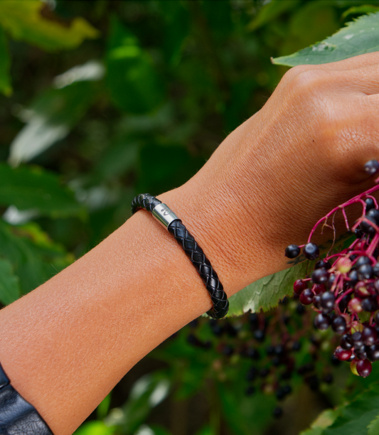 Lederarmband
Edelstahl
Magnetverschluss 
Schwarz