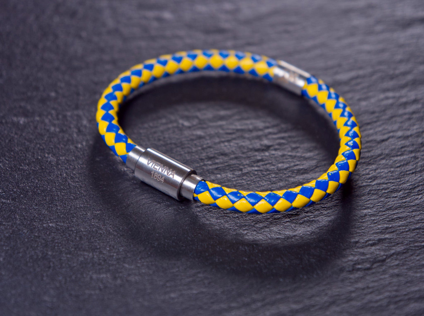 Lederarmband mit integrierter Frequenztechnologie
