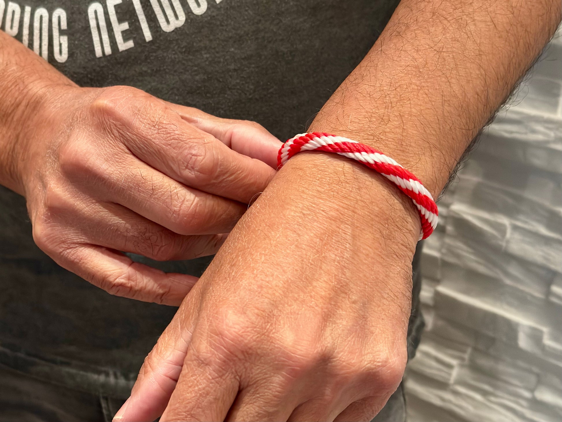 Segeltauarmband mit integrierter Frequenztechnologie