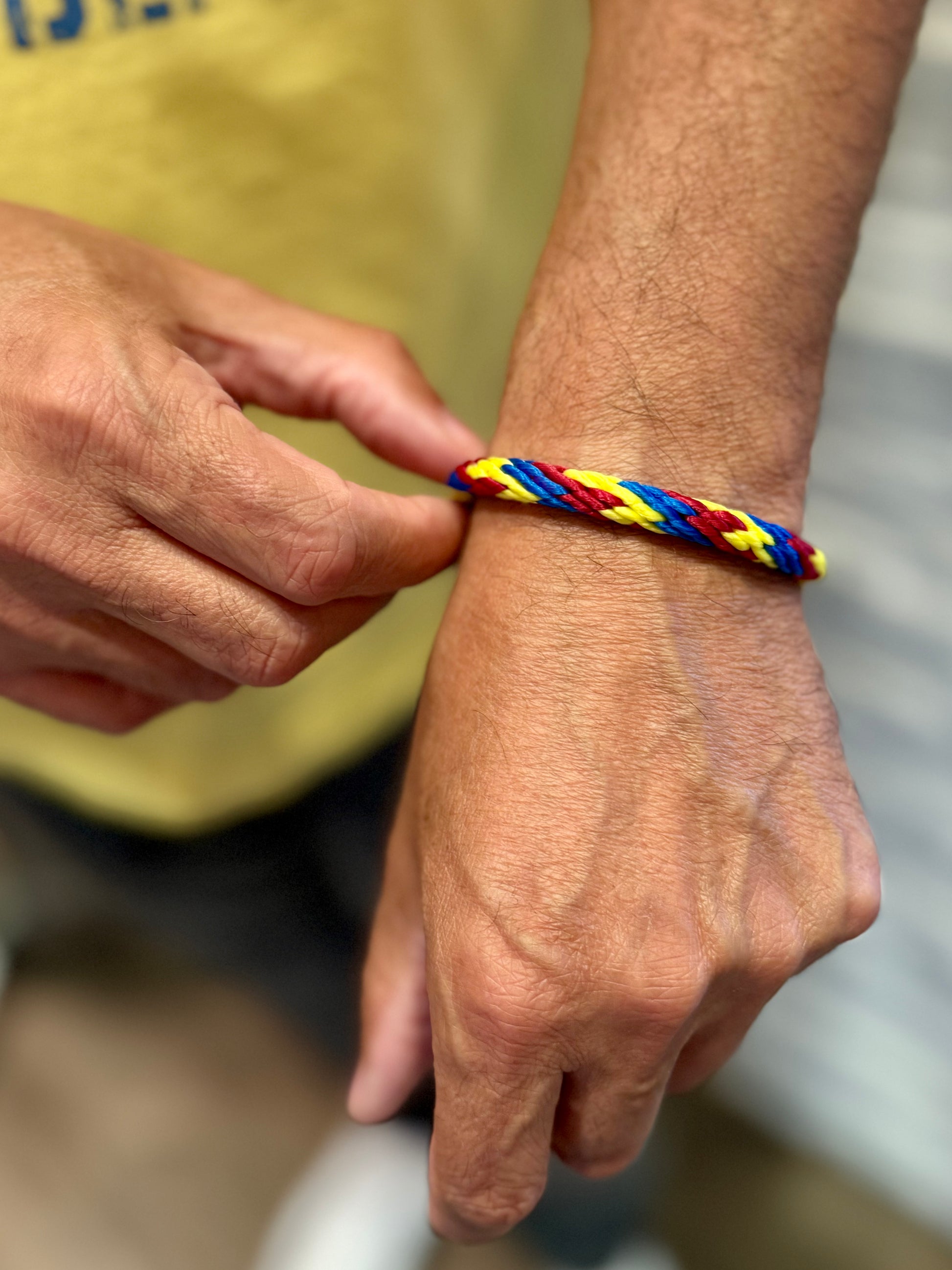 Segeltauarmband mit integrierter Frequenztechnologie
