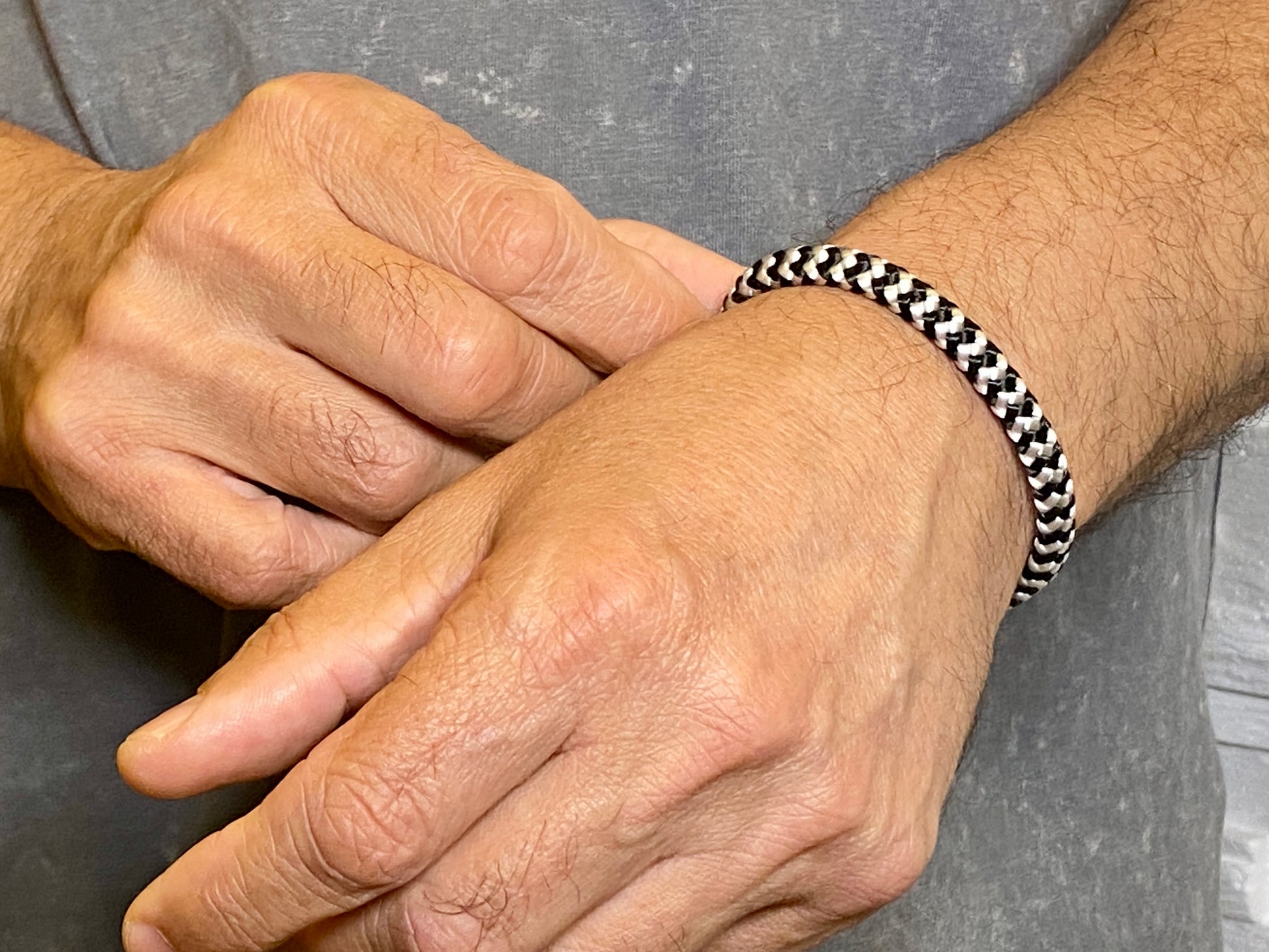 Segeltauarmband
Edelstahl
Magnetverschluss
Chevron
Schwarz
Weiß