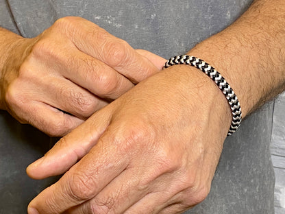 Segeltauarmband
Edelstahl
Magnetverschluss
Chevron
Schwarz
Weiß