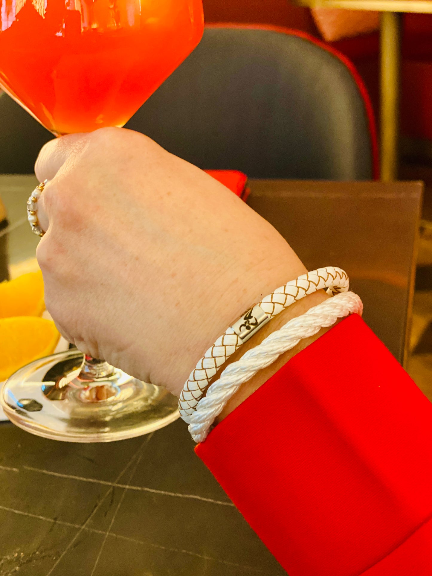 Armband mit integrierter Frequenztechnologie